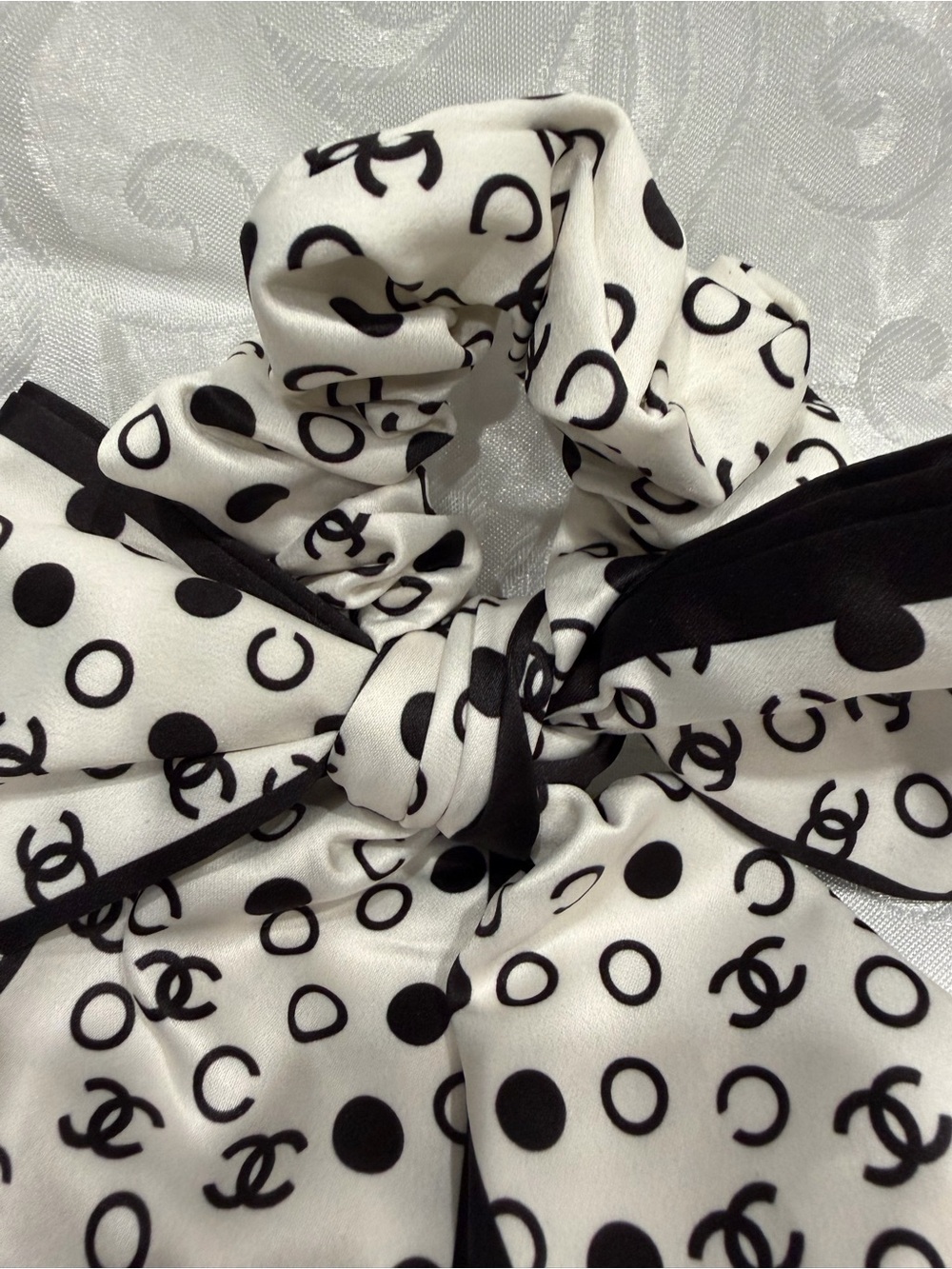 CHANEL Black & White Polka Dot Bow Scrunchie with Logo Motif New - Picture 2 of 3